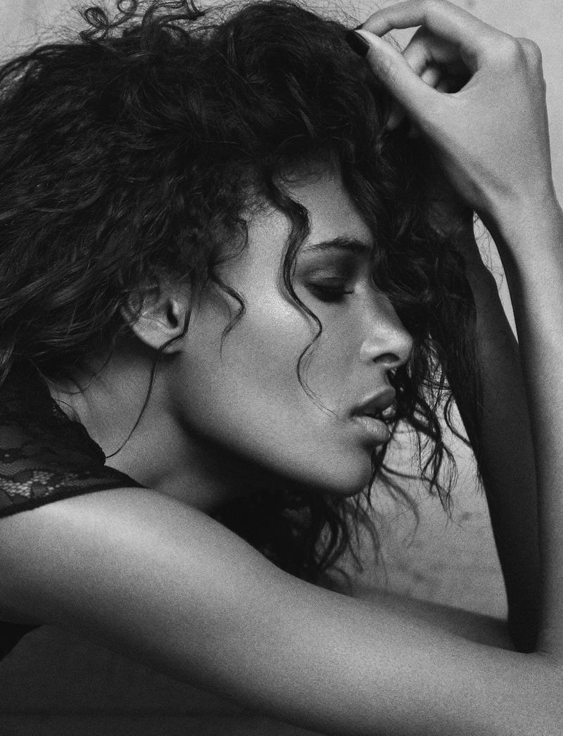 12P Cindy Bruna Topless