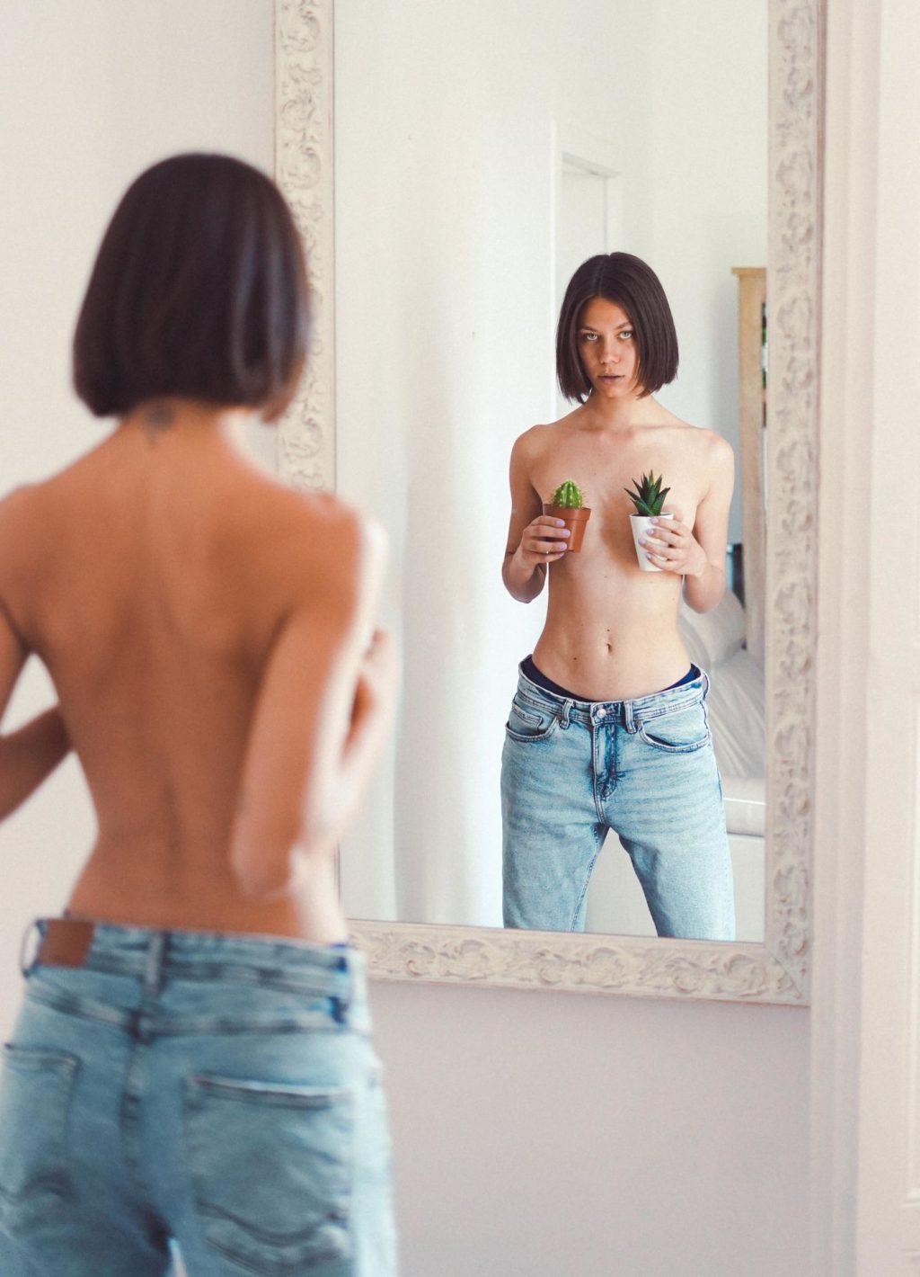 5P Clementina Aliberti Topless
