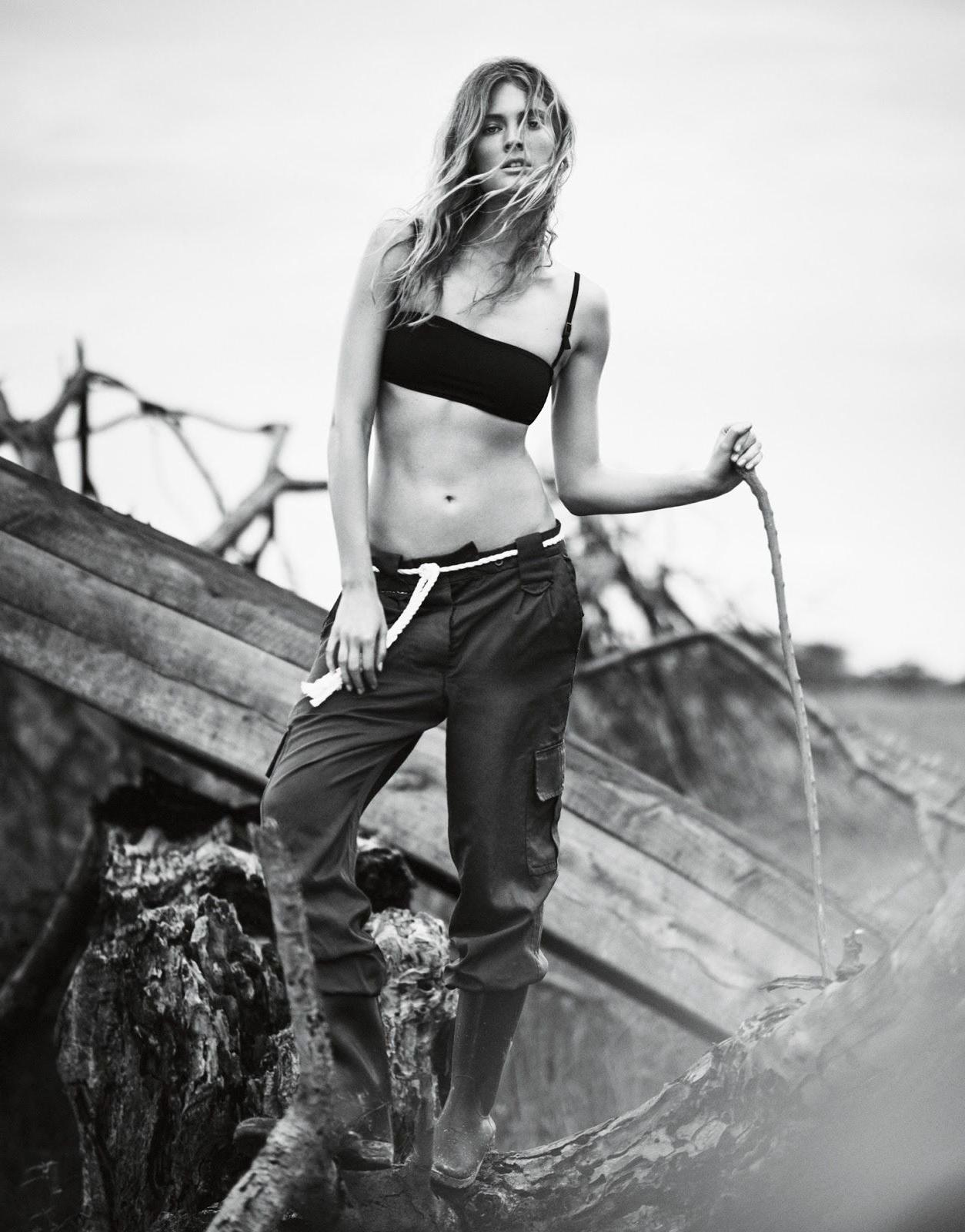 4P Topless Photos of Constance Jablonski