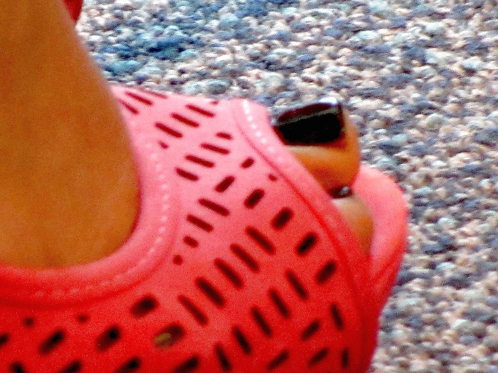 25P Foot Fetish: Female Toes at the Airport