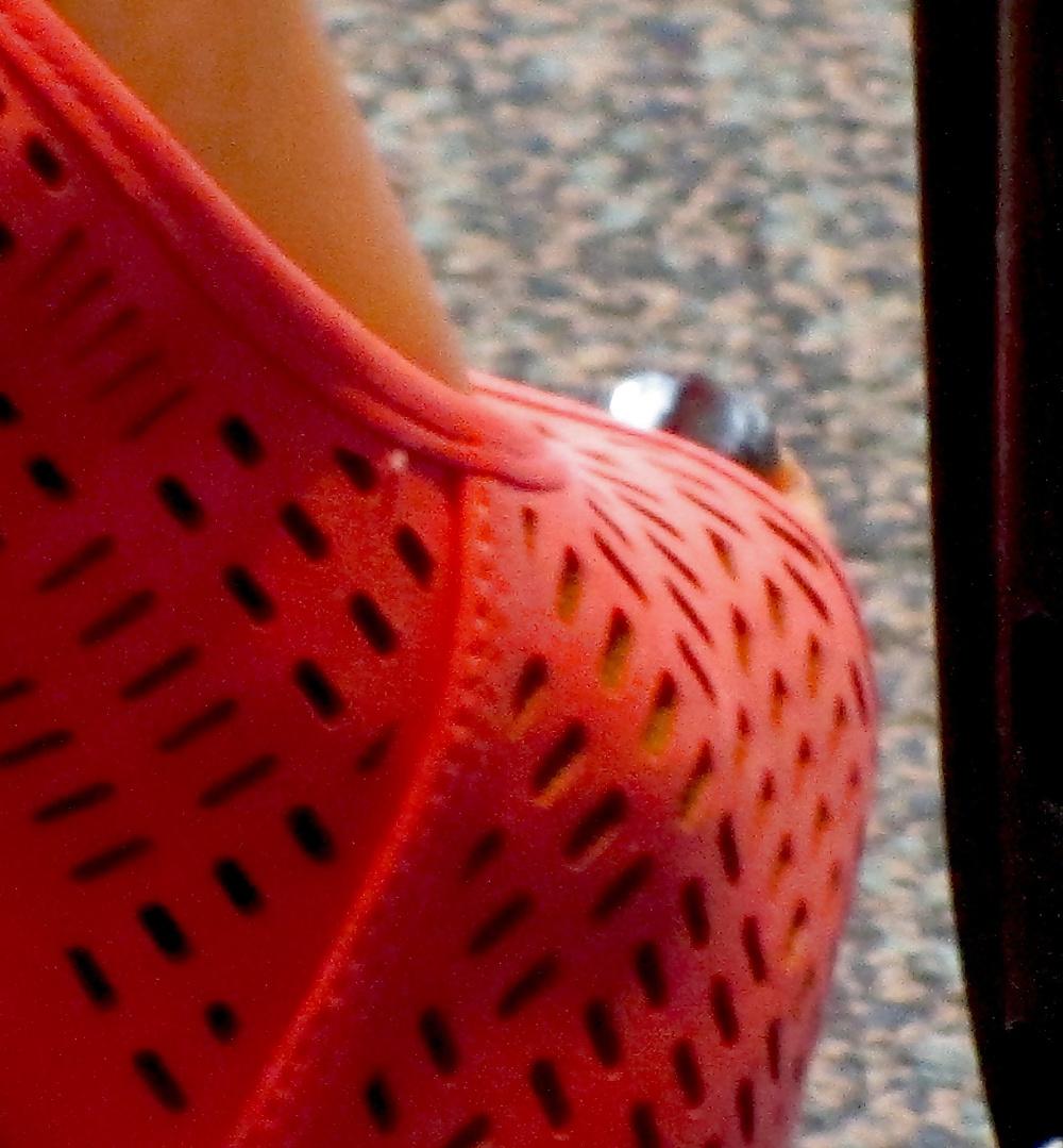 25P Foot Fetish: Female Toes at the Airport