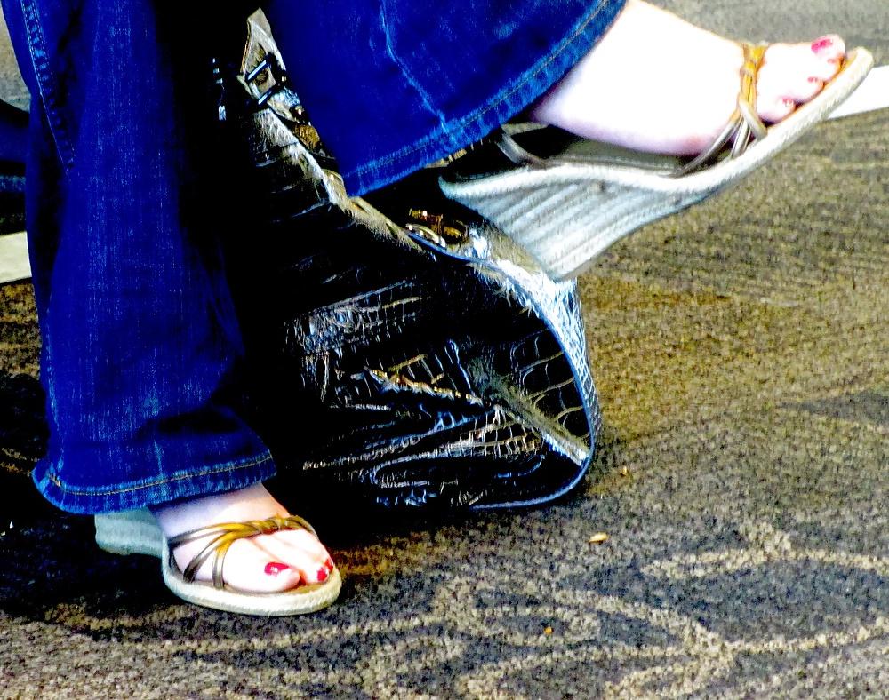 25P Foot Fetish: Female Toes at the Airport