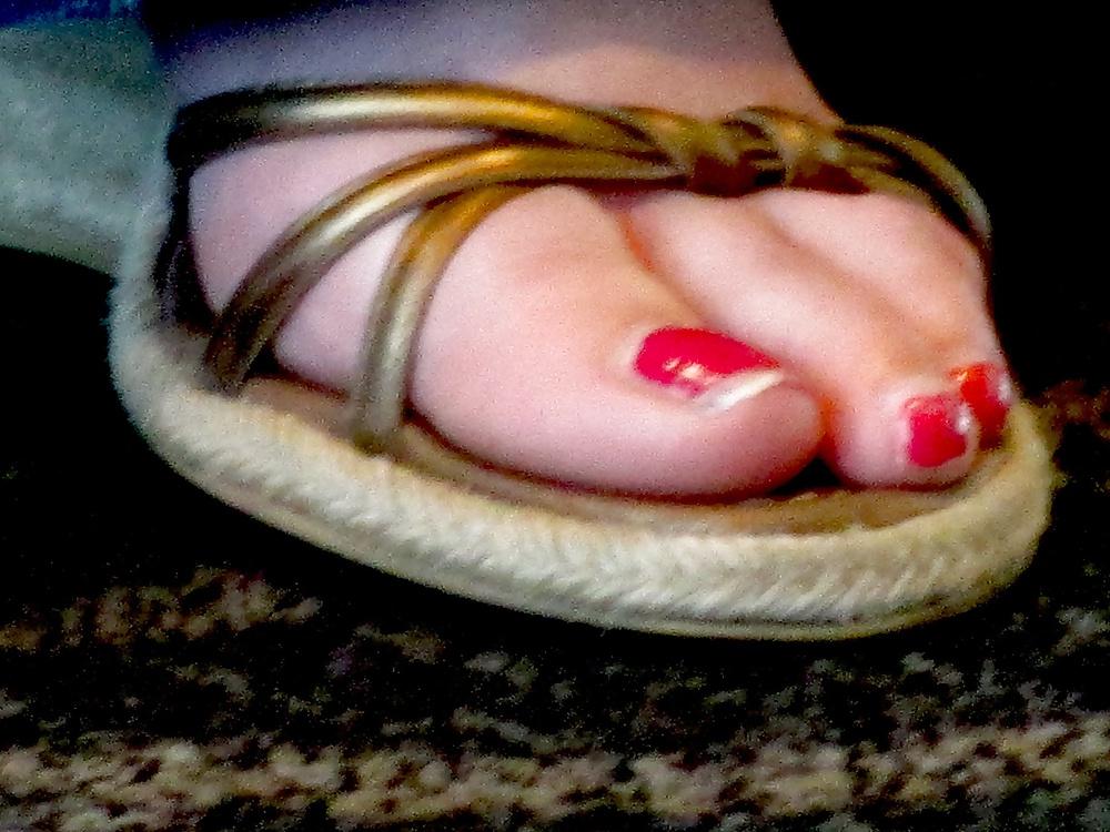 25P Foot Fetish: Female Toes at the Airport