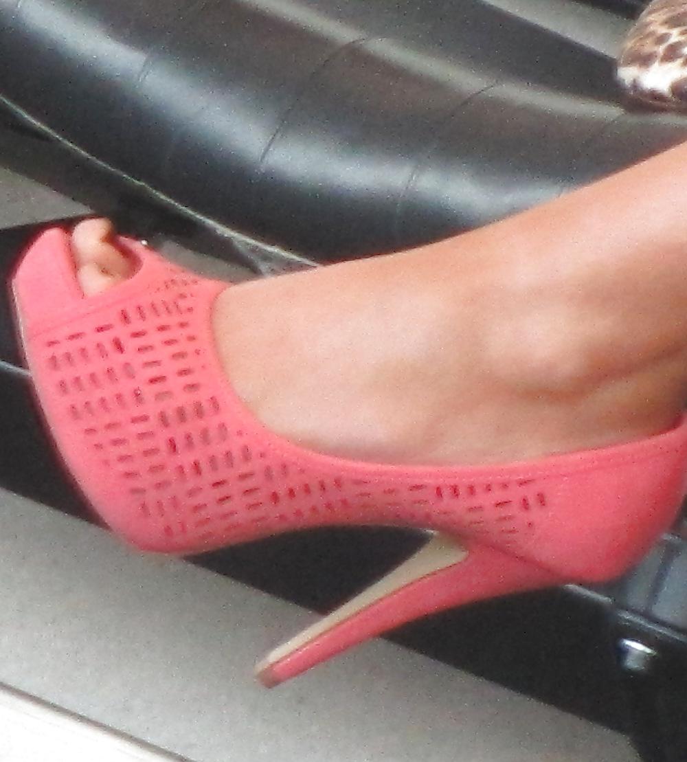 25P Foot Fetish: Female Toes at the Airport