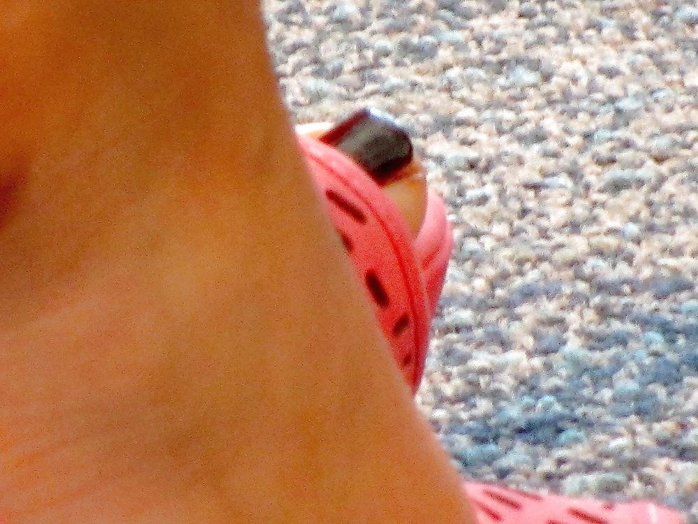 25P Foot Fetish: Female Toes at the Airport