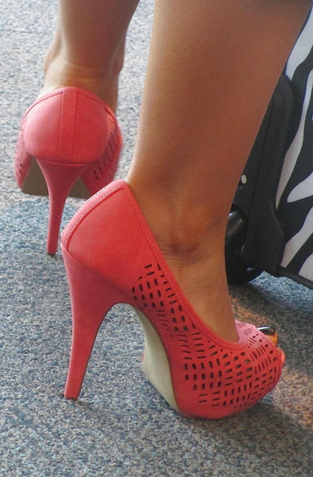 25P Foot Fetish: Female Toes at the Airport