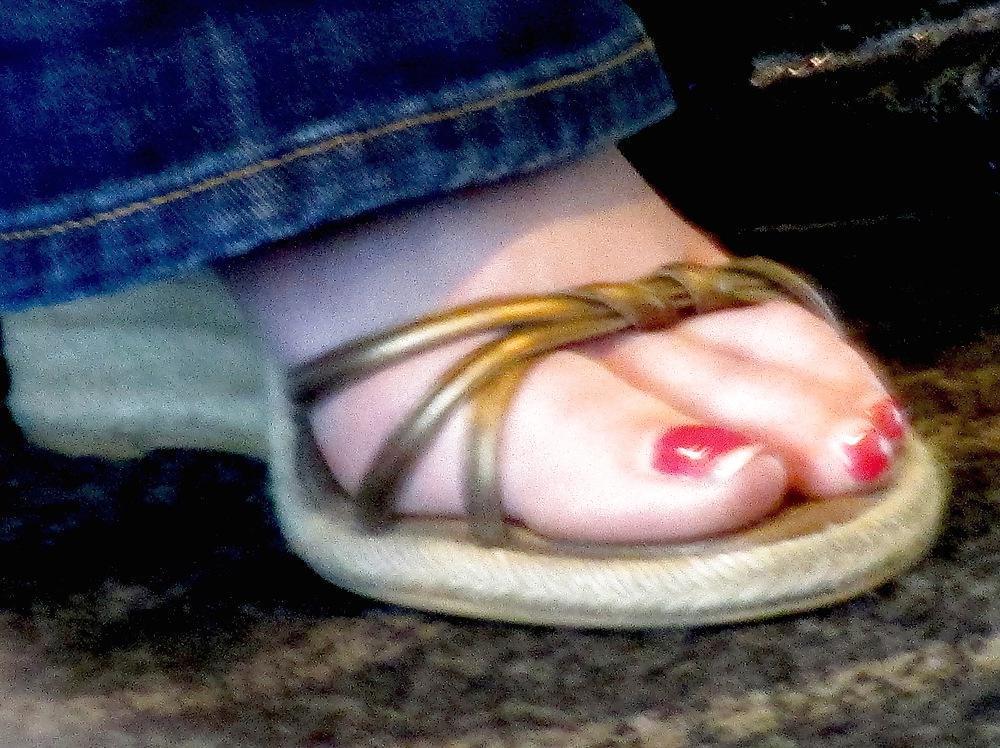 25P Foot Fetish: Female Toes at the Airport