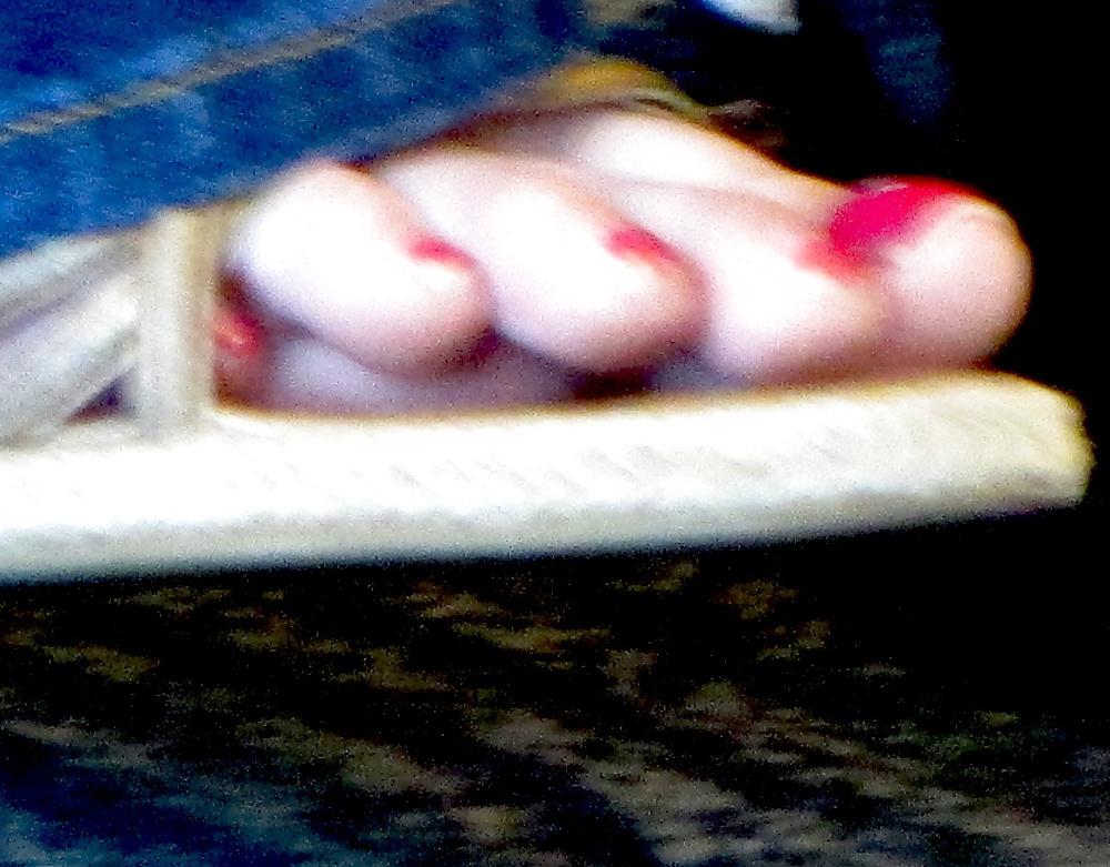 25P Foot Fetish: Female Toes at the Airport