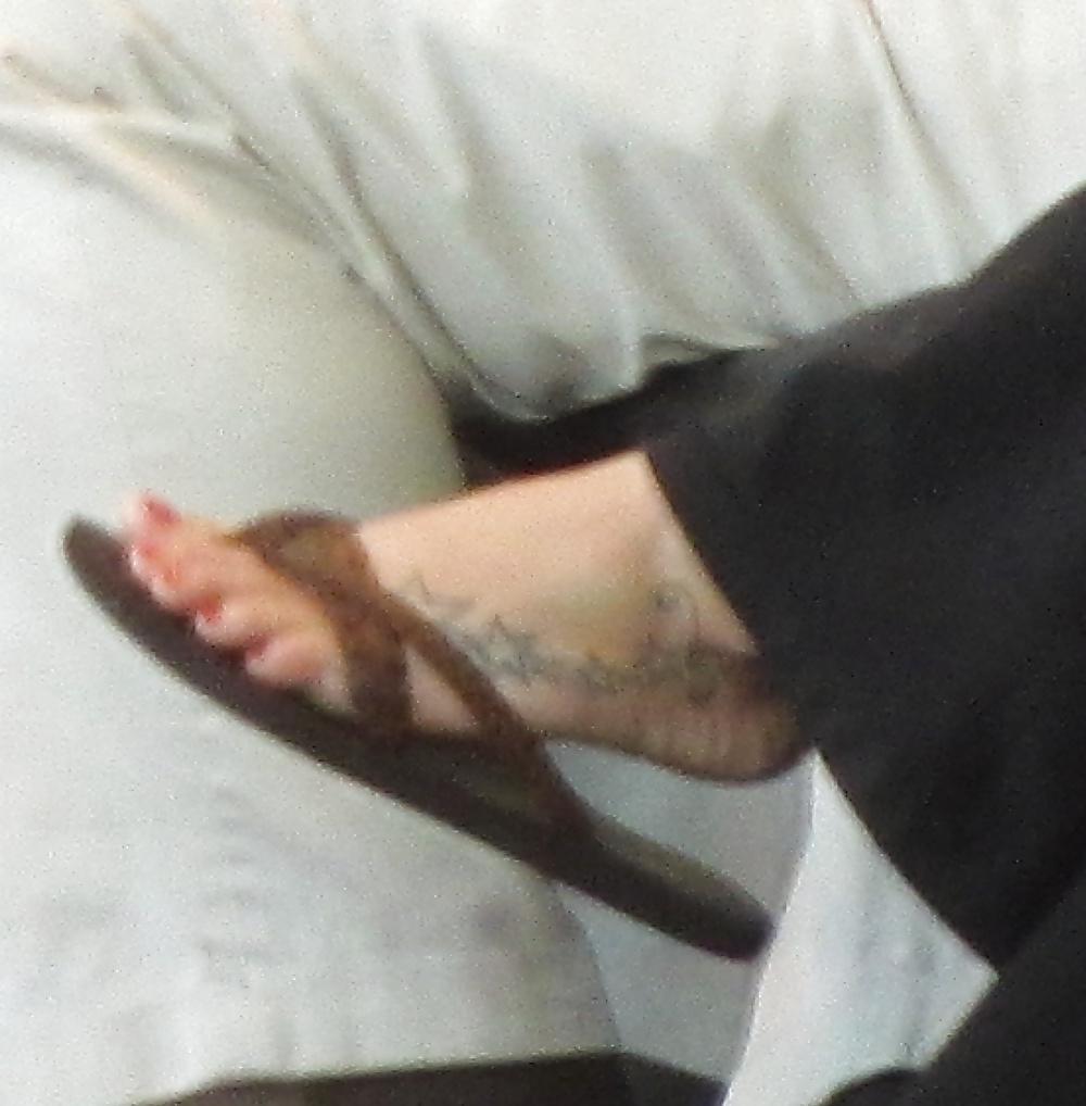 25P Foot Fetish: Female Toes at the Airport