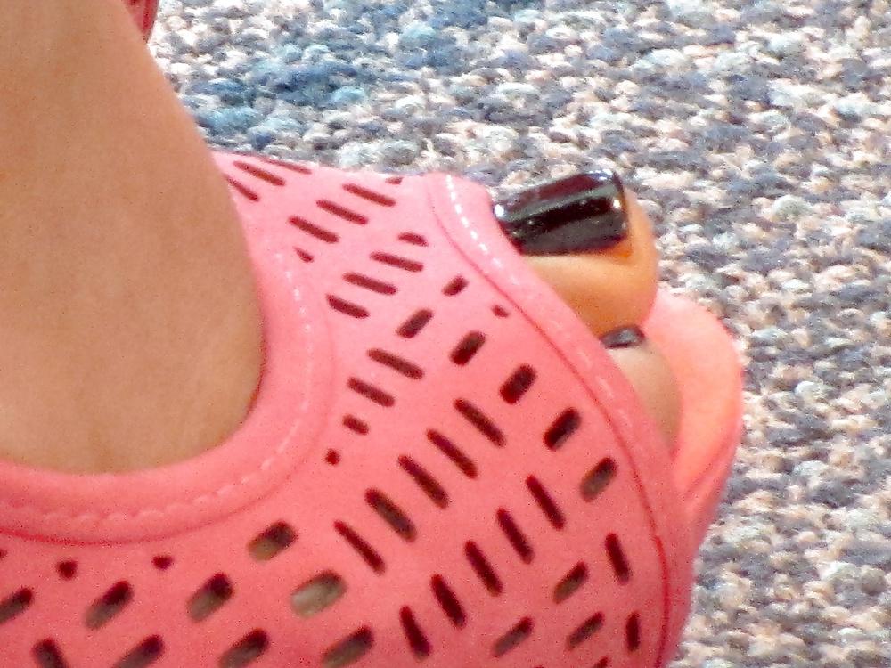 25P Foot Fetish: Female Toes at the Airport