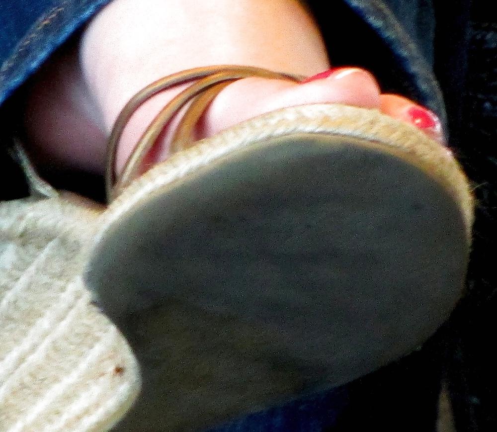 25P Foot Fetish: Female Toes at the Airport