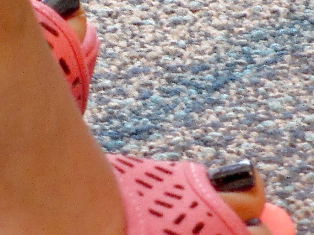 25P Foot Fetish: Female Toes at the Airport