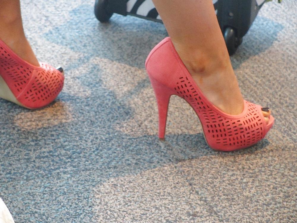 25P Foot Fetish: Female Toes at the Airport