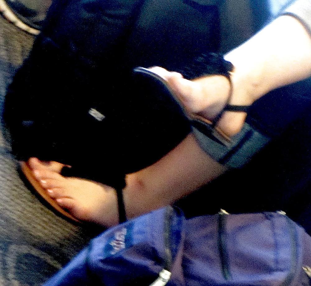 25P Foot Fetish: Female Toes at the Airport