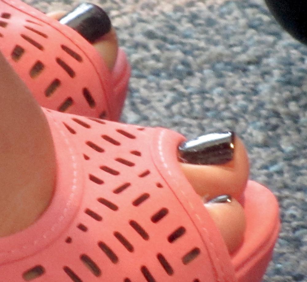 25P Foot Fetish: Female Toes at the Airport