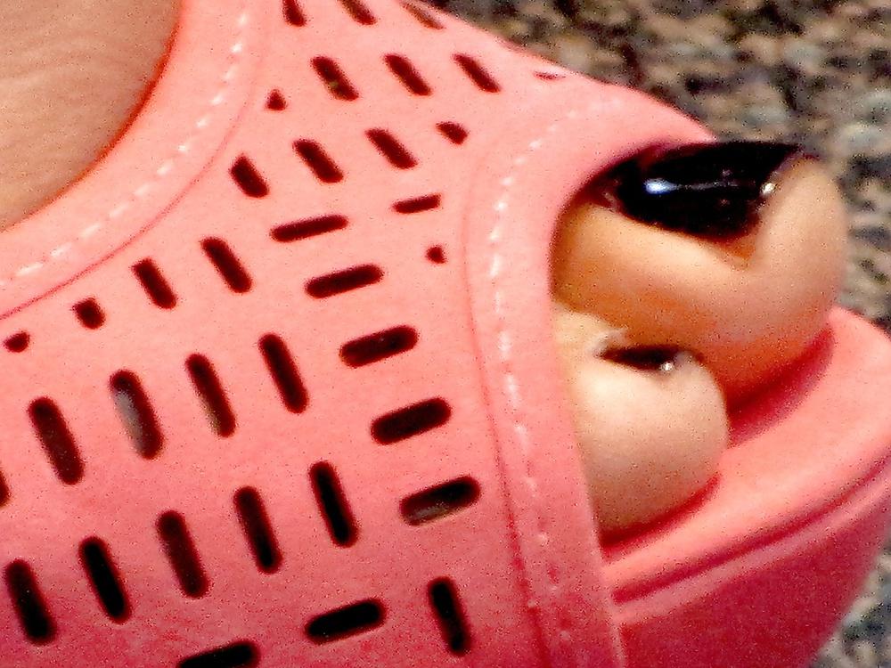 25P Foot Fetish: Female Toes at the Airport