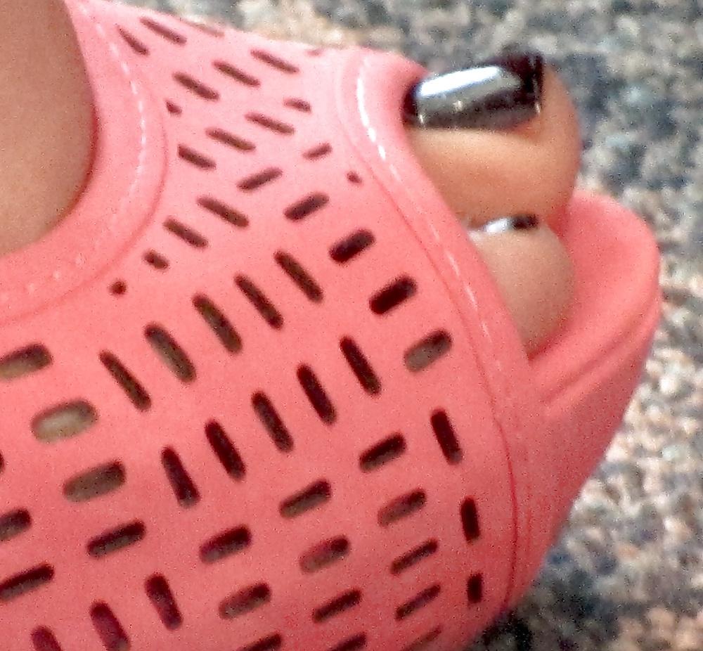 25P Foot Fetish: Female Toes at the Airport