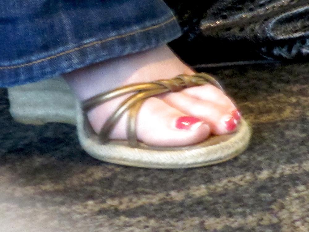 25P Foot Fetish: Female Toes at the Airport
