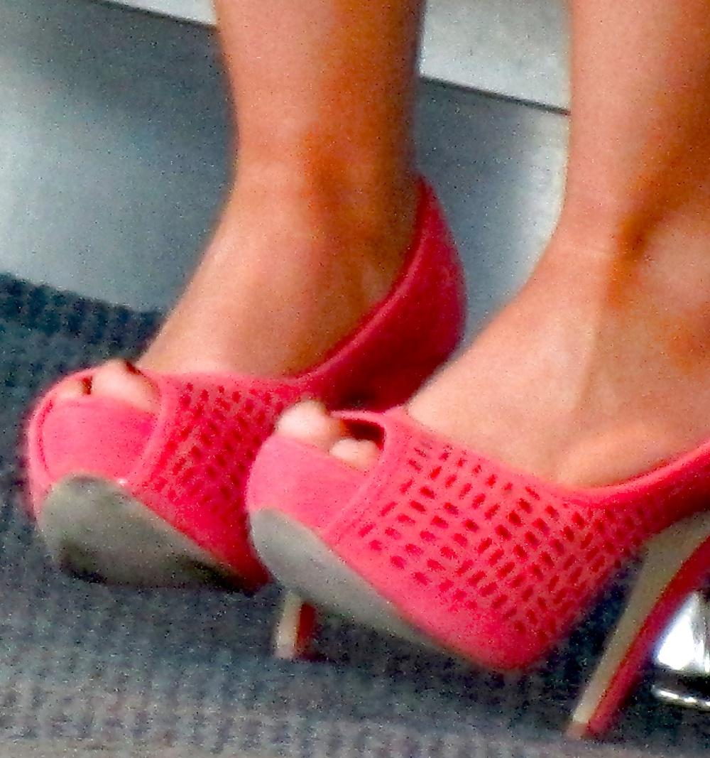 25P Foot Fetish: Female Toes at the Airport