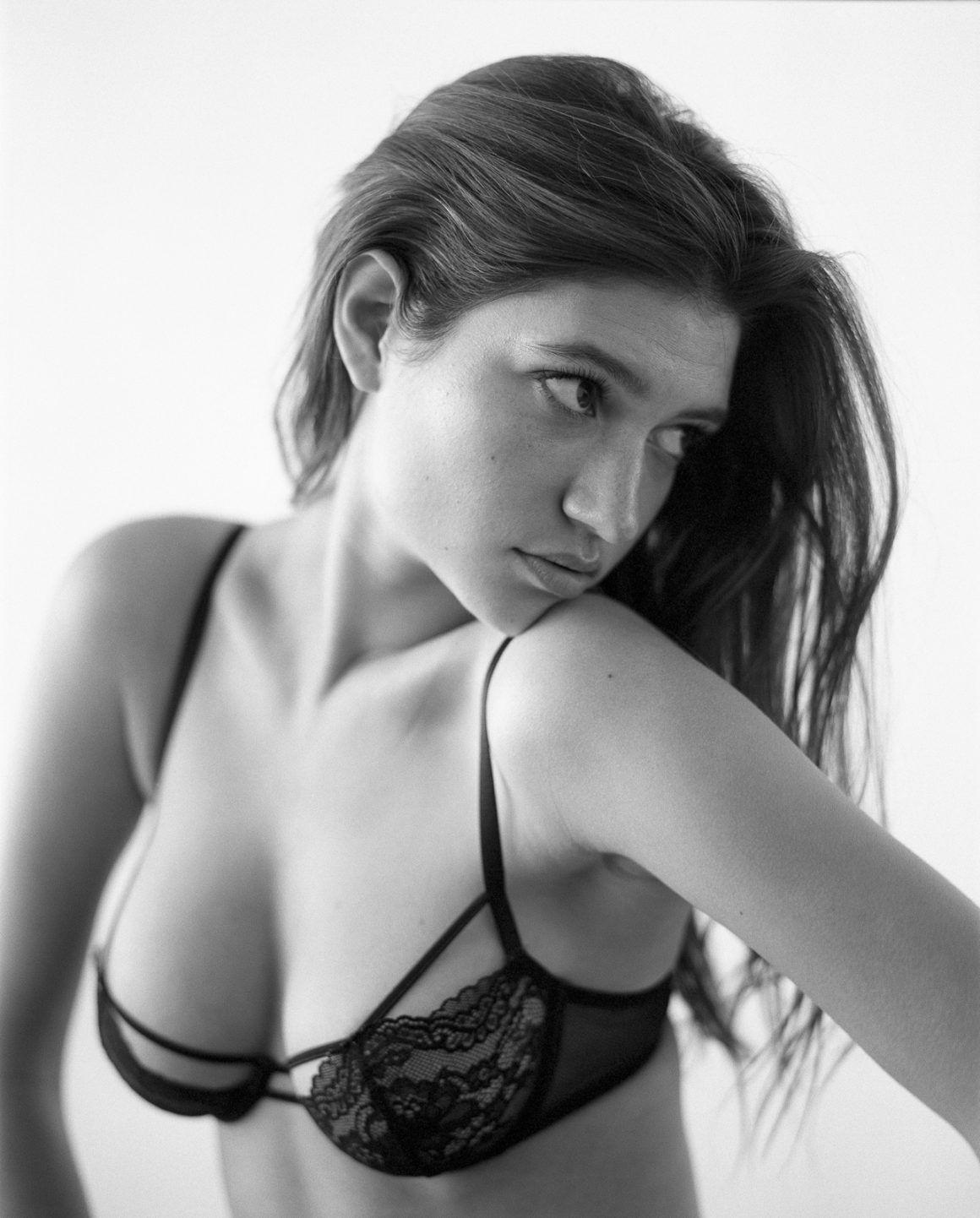 5P Topless Photos of Elizabeth Elam