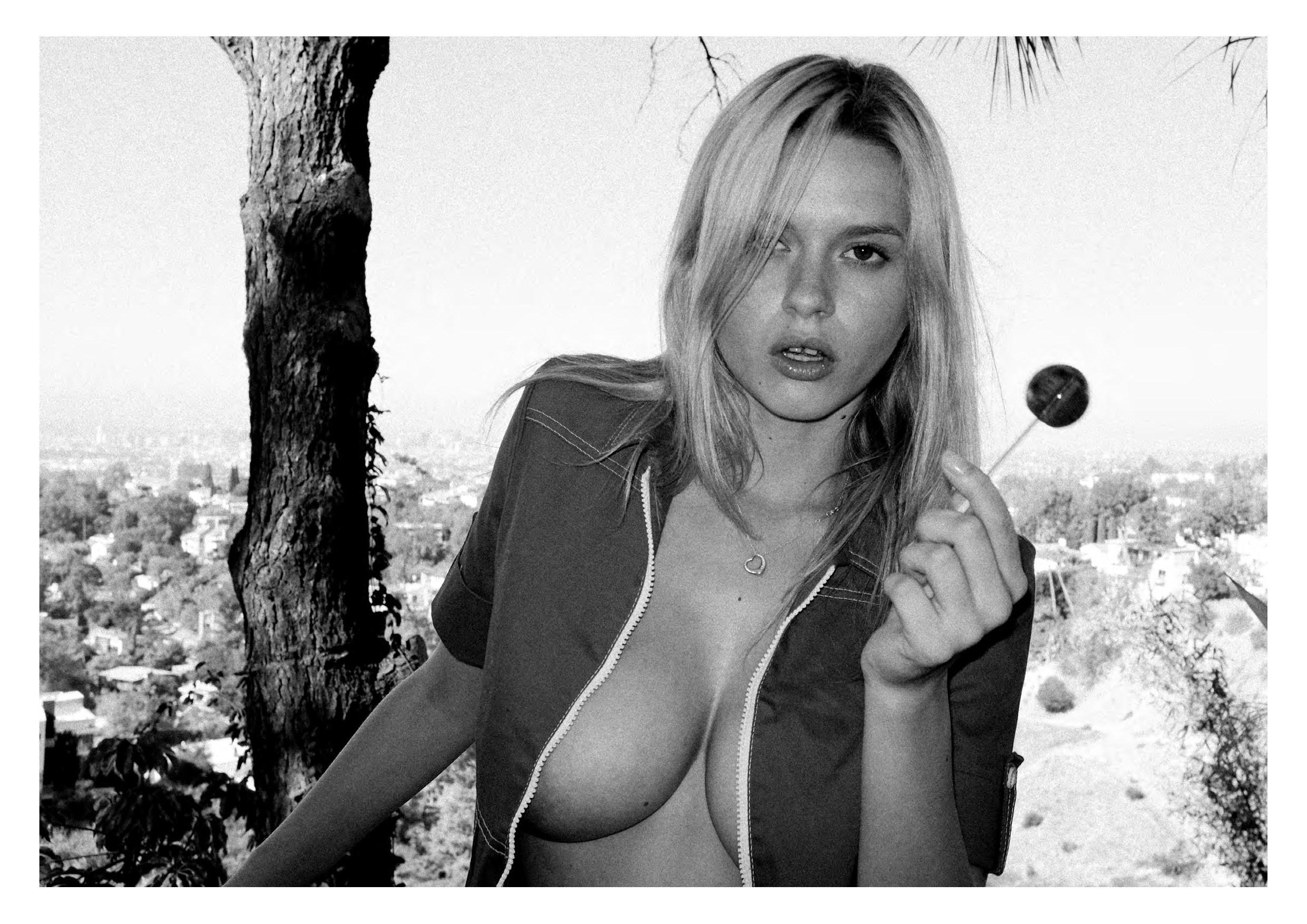 8P Topless Photos of Elle Brittain