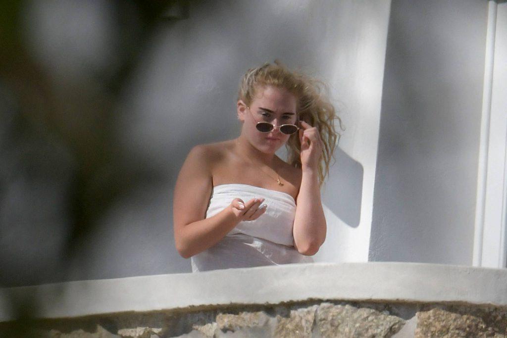 25P Ellie Hemmings Topless