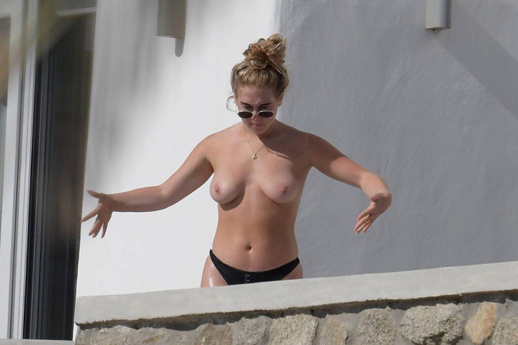 25P Ellie Hemmings Topless