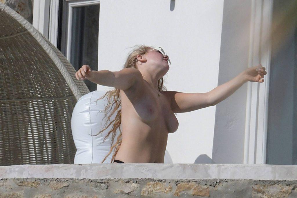 25P Ellie Hemmings Topless