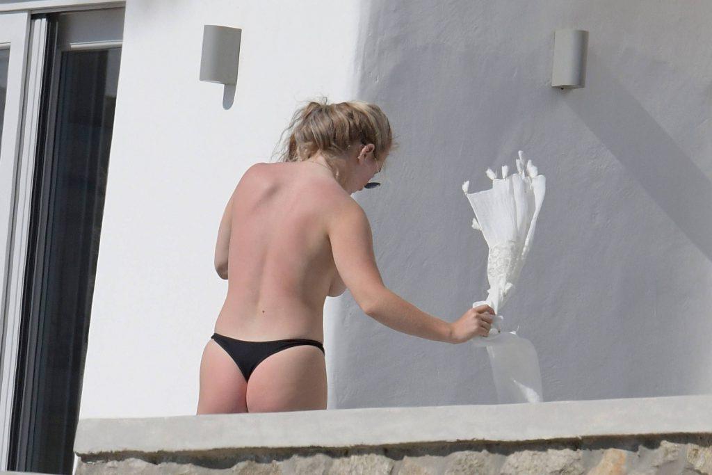 25P Ellie Hemmings Topless