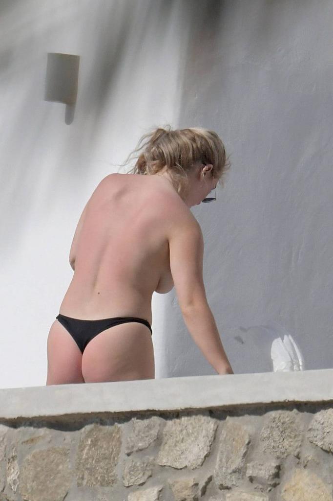 25P Ellie Hemmings Topless