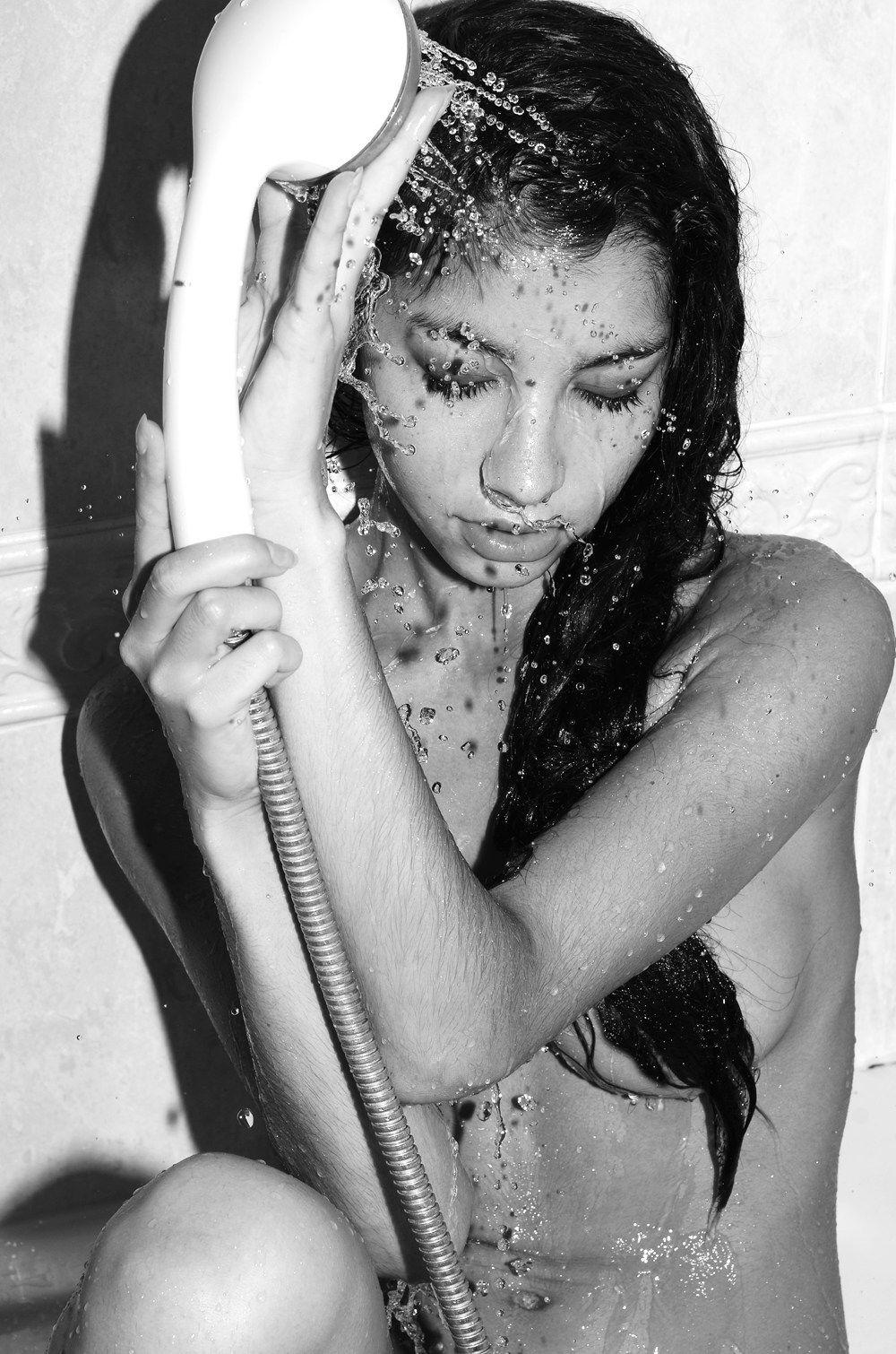 4P Topless photoset of Emilie Payet