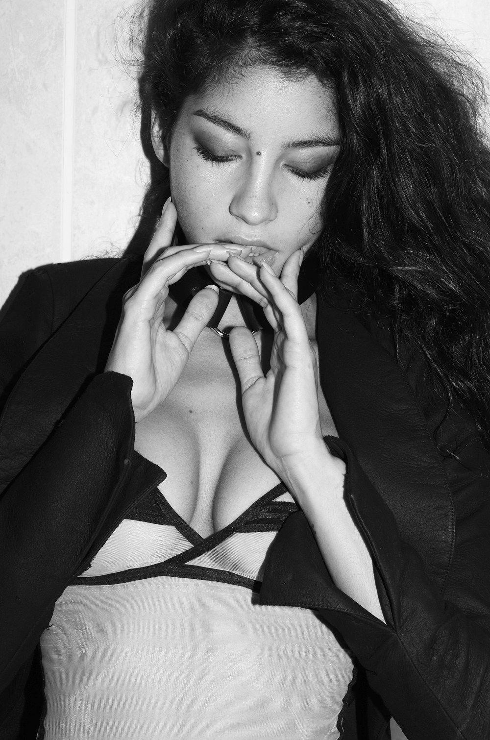 4P Topless photoset of Emilie Payet