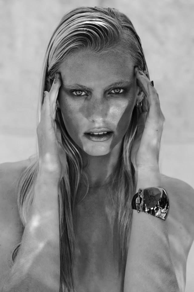 10P Emily Baker Topless photoset