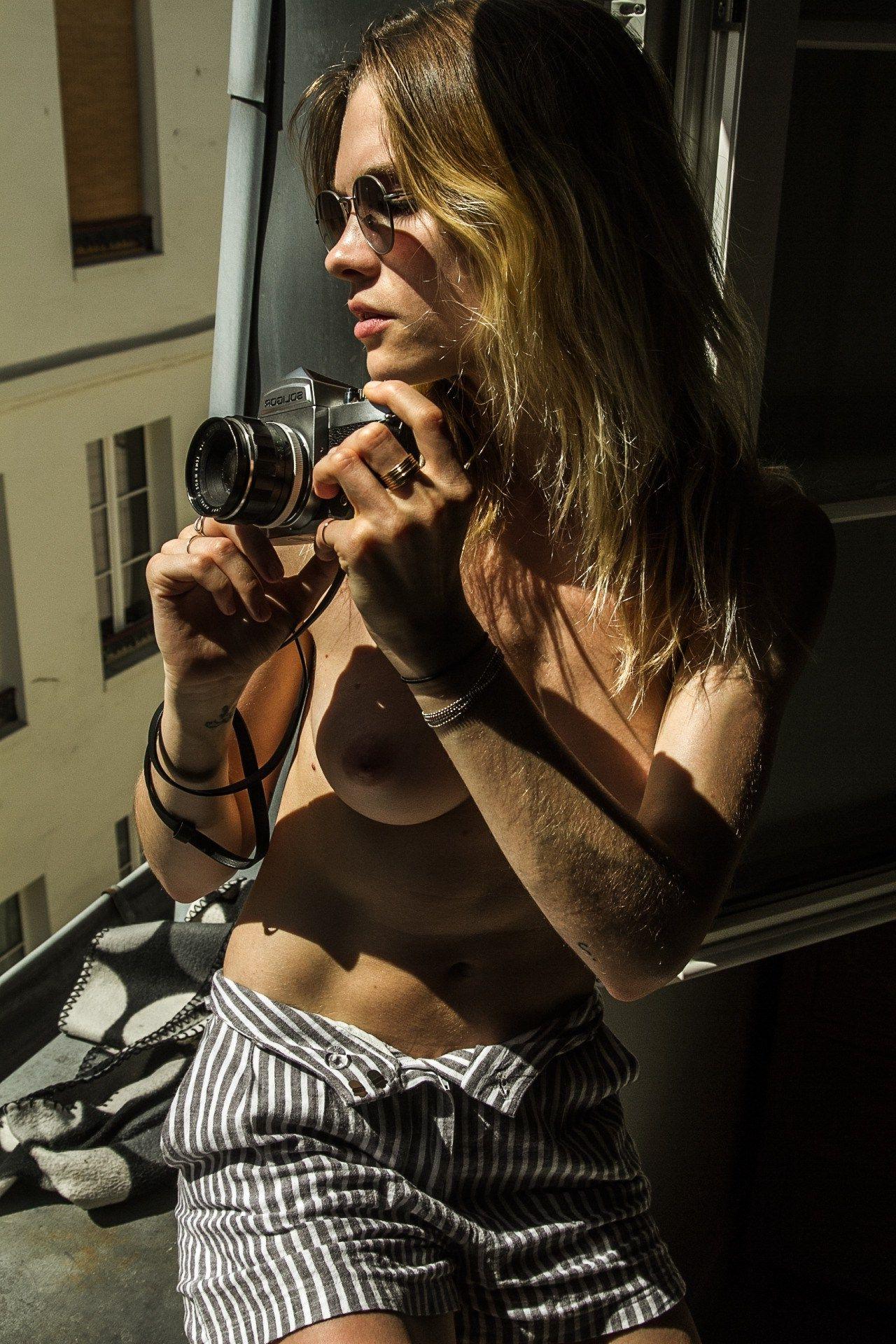 10P Topless Photos of Eva Biechy