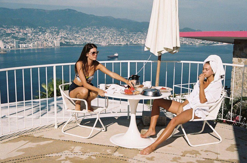 5P Hanna Edwinson & Zoi Mantzakanis Topless