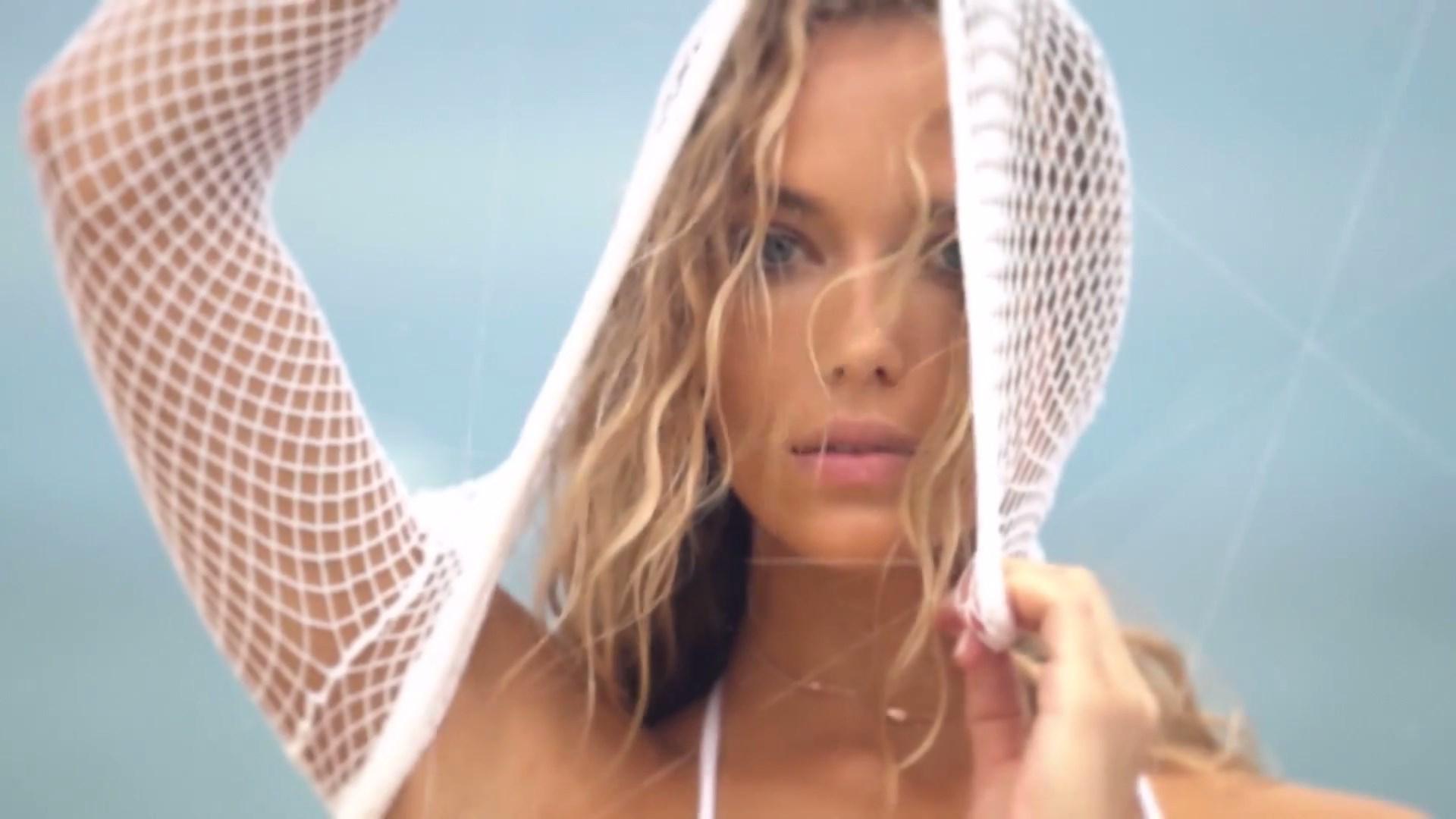 25P Hannah Ferguson Topless Photos