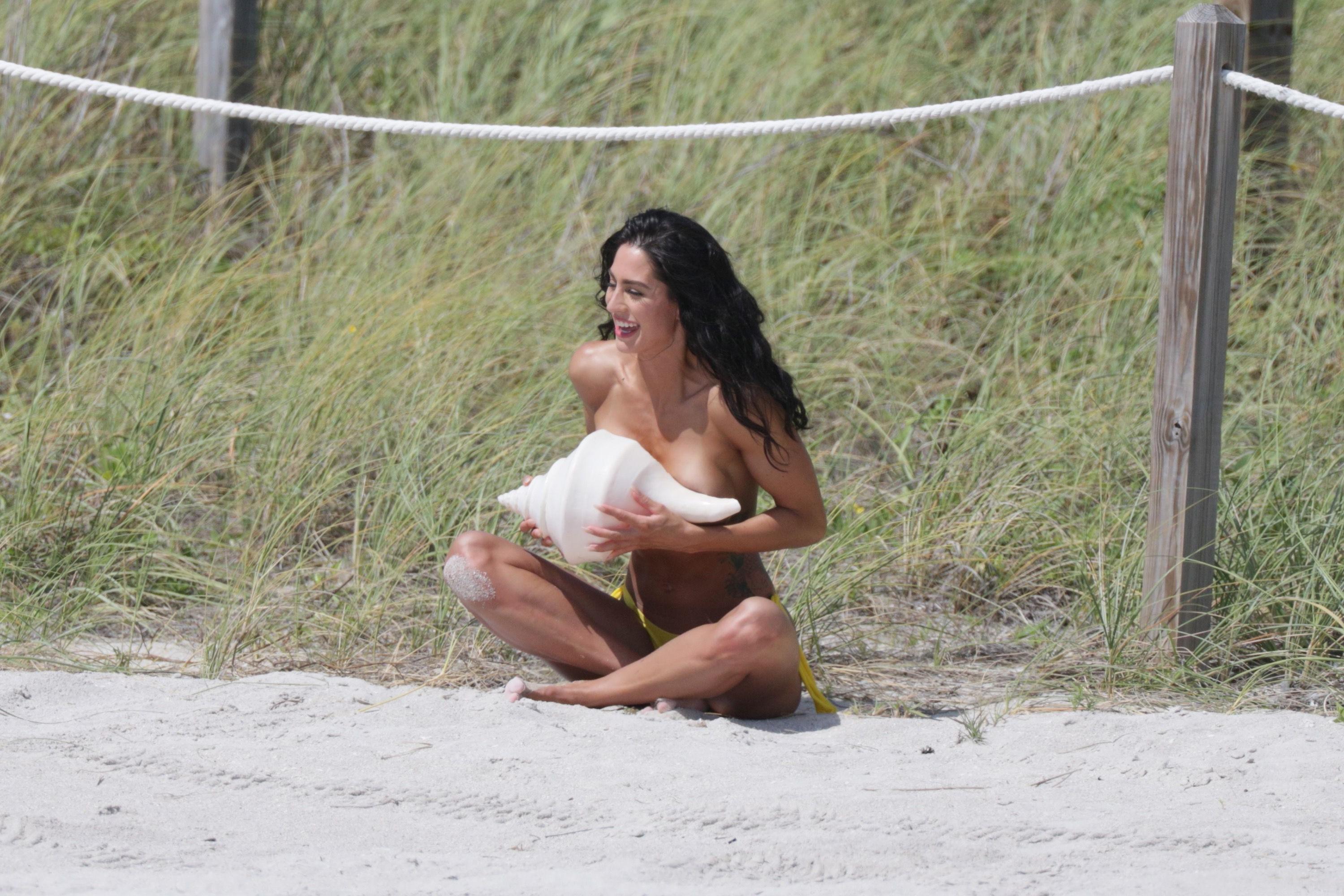 5P Hope Howard Topless Photos