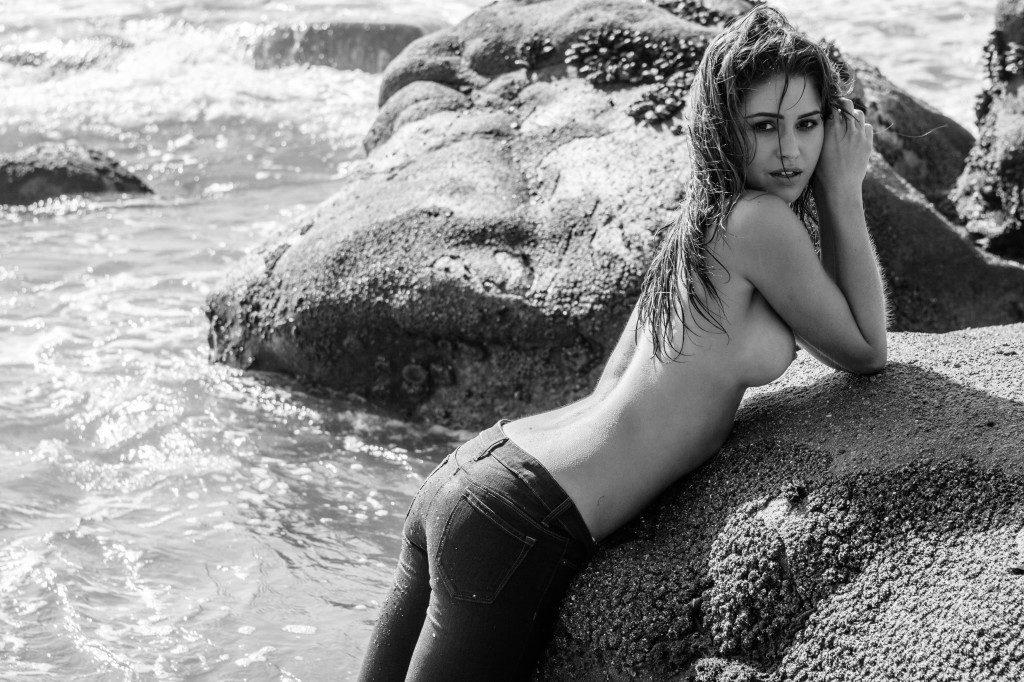 25P Jehane Paris Topless