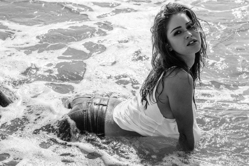25P Jehane Paris Topless