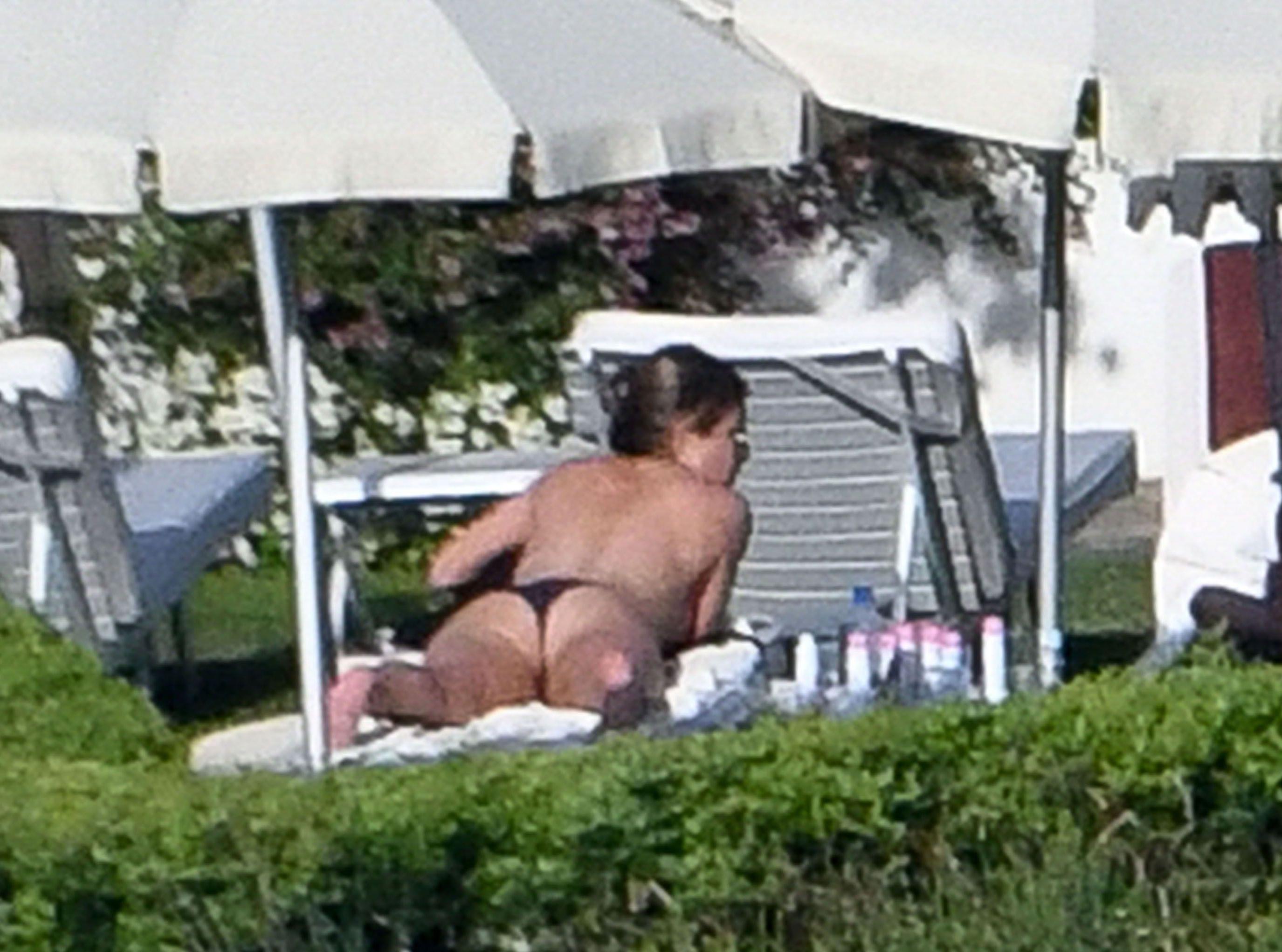 7P Topless Photos of Jennifer Aniston