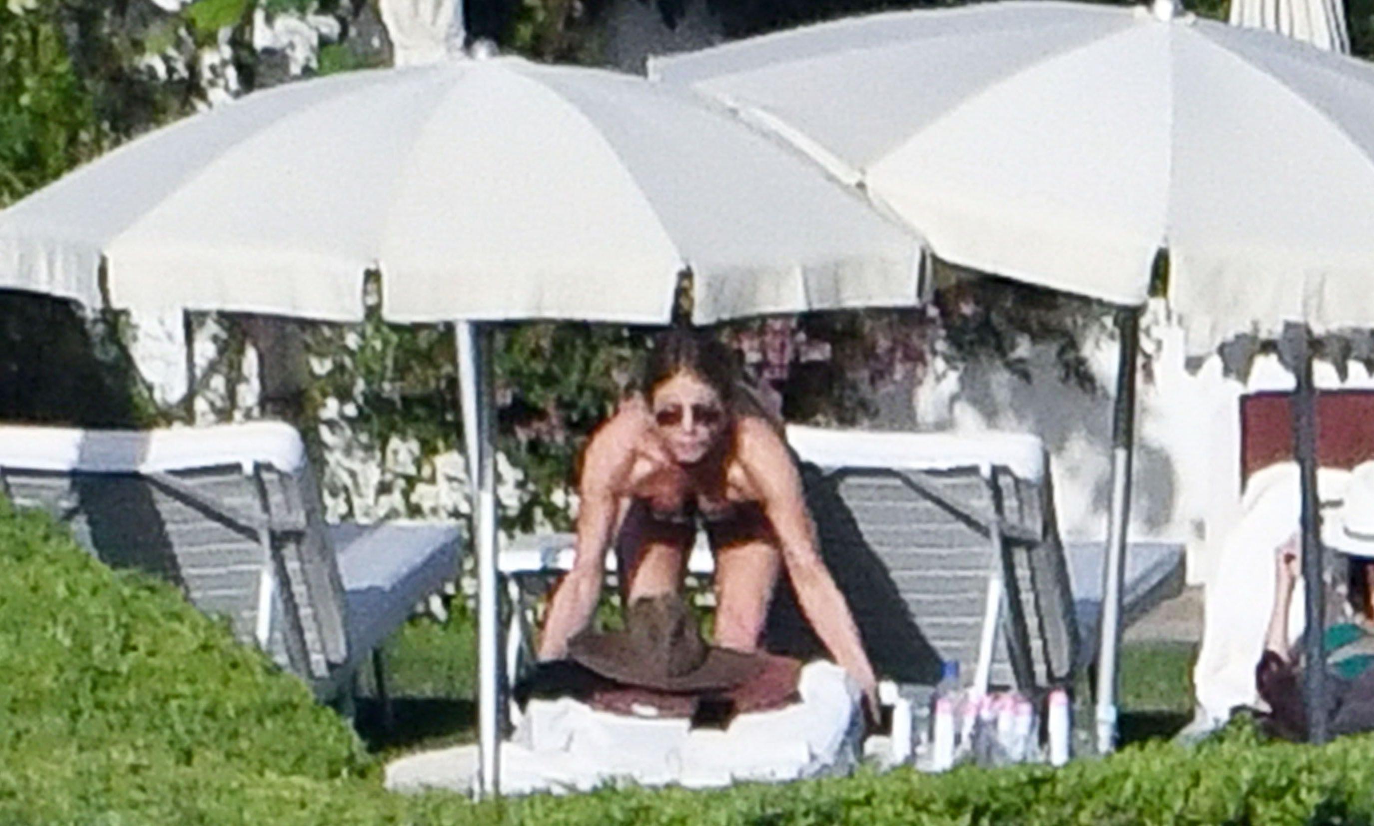 7P Topless Photos of Jennifer Aniston