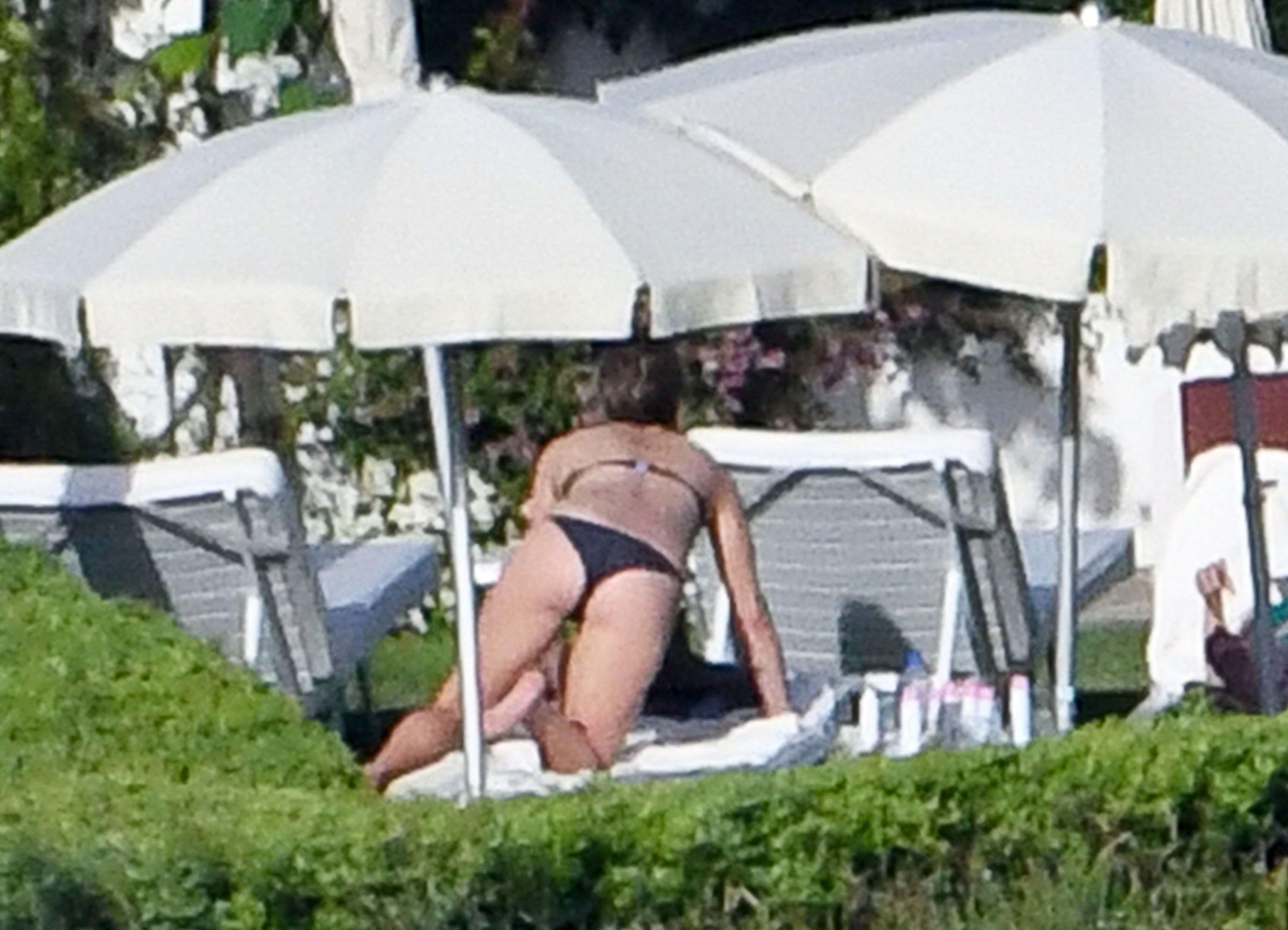 7P Topless Photos of Jennifer Aniston