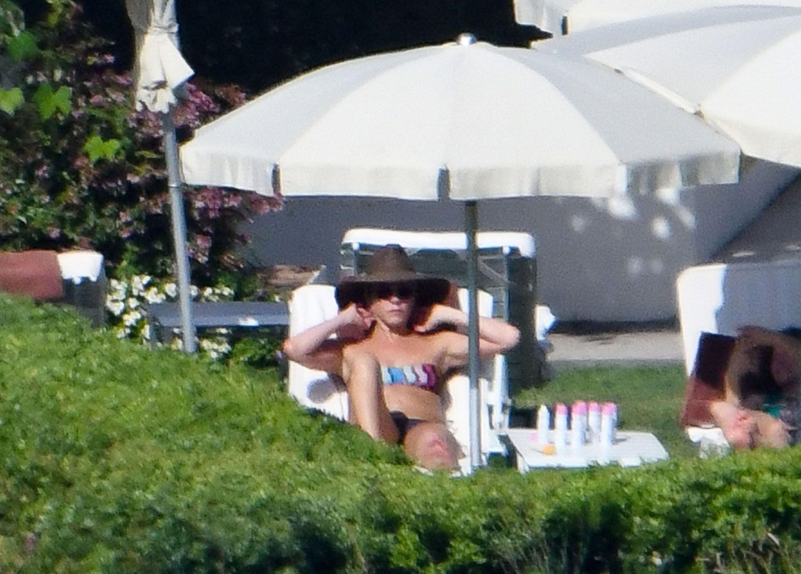 7P Topless Photos of Jennifer Aniston