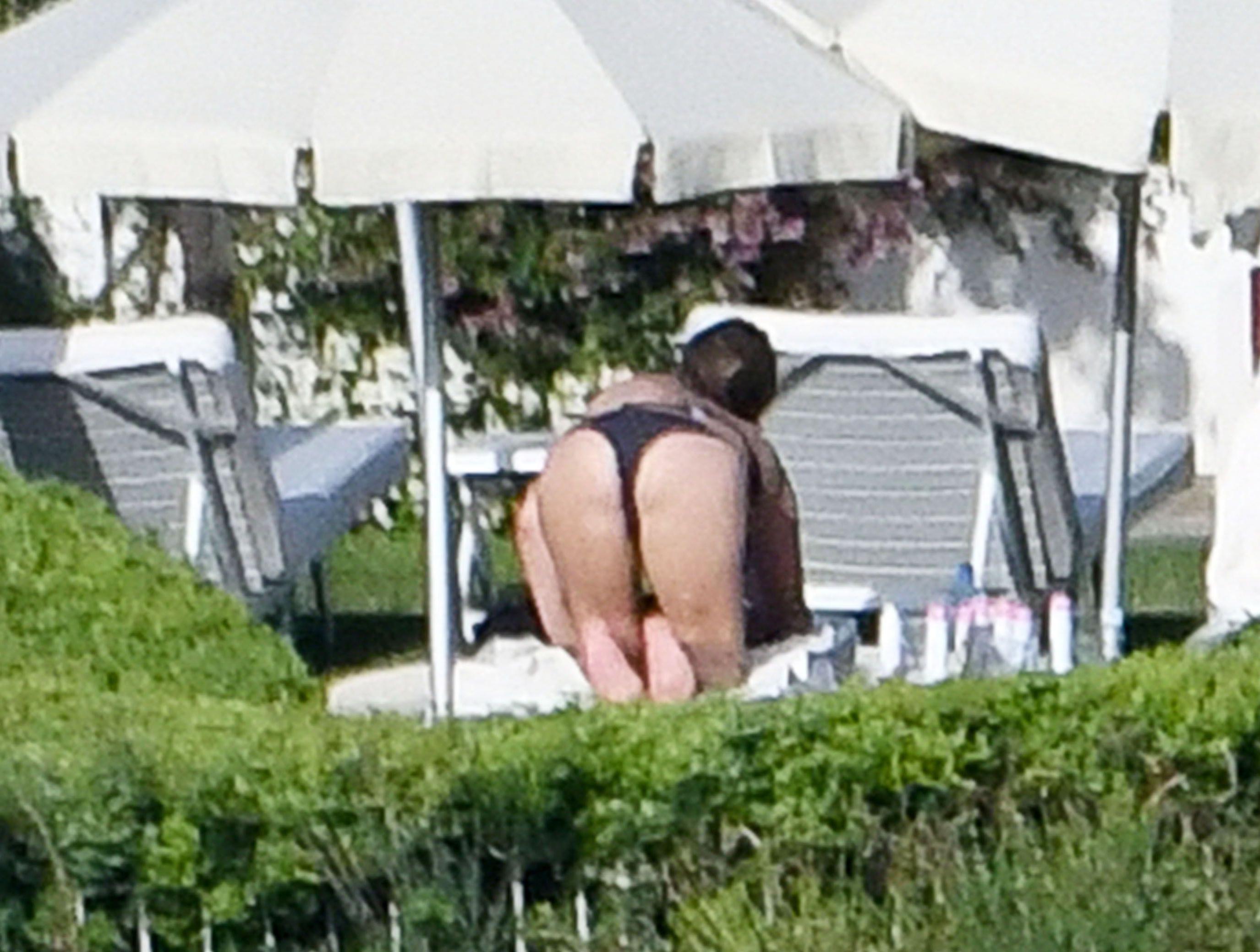 7P Topless Photos of Jennifer Aniston