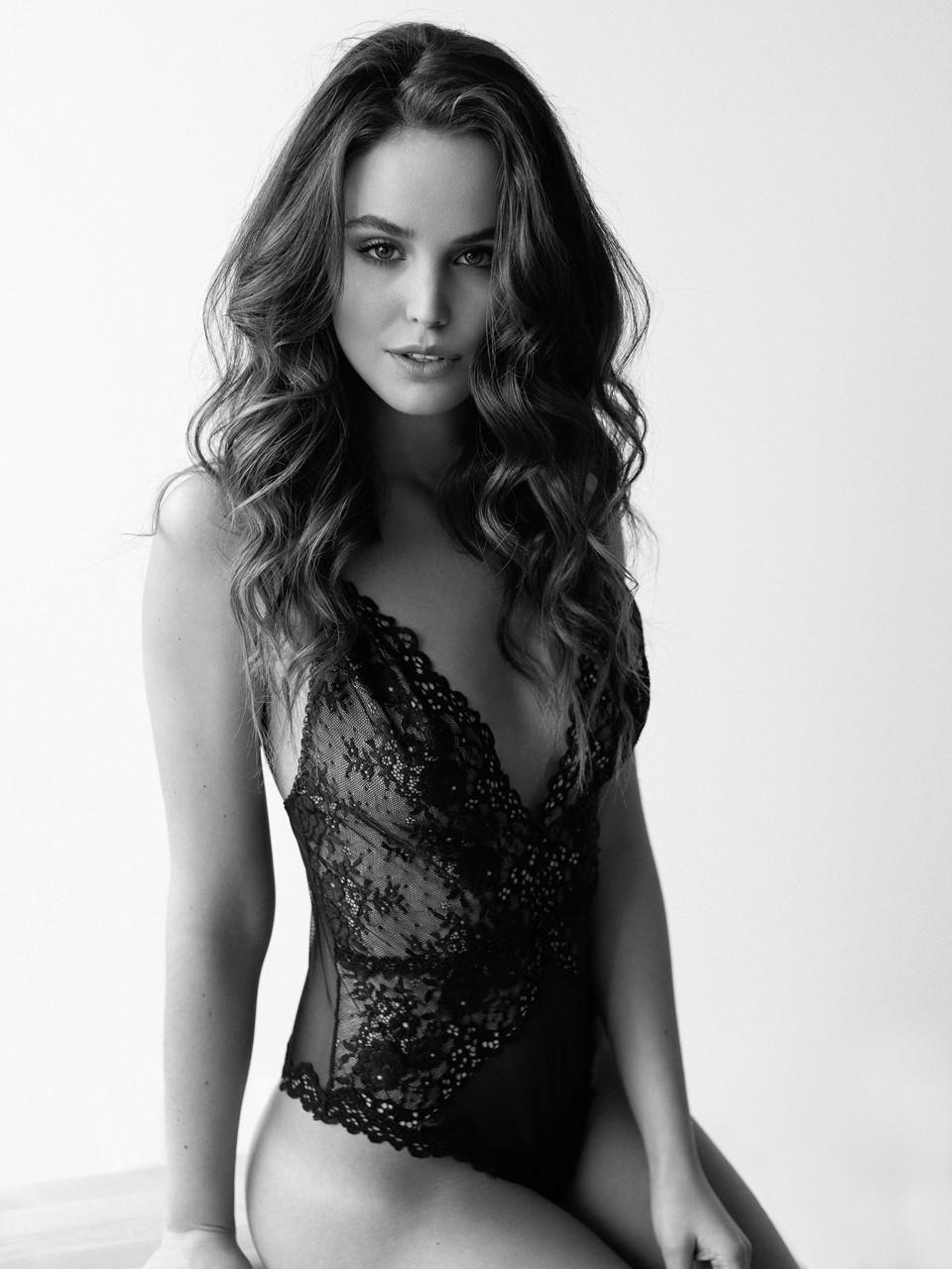 4P Topless pics of Jessica Buller