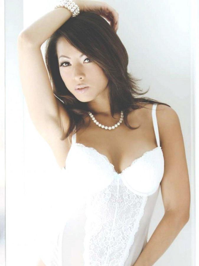 9P Jestina Lam topless pics