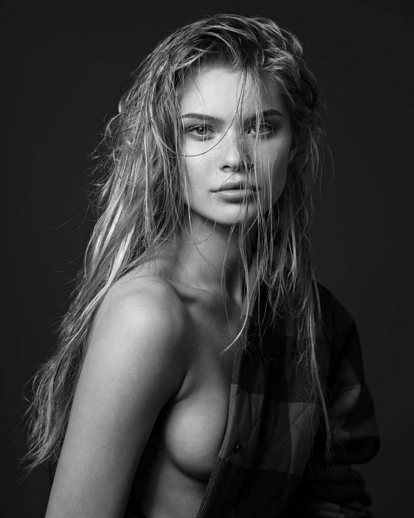 4P B&W Shots Of A Topless Josie Canseco