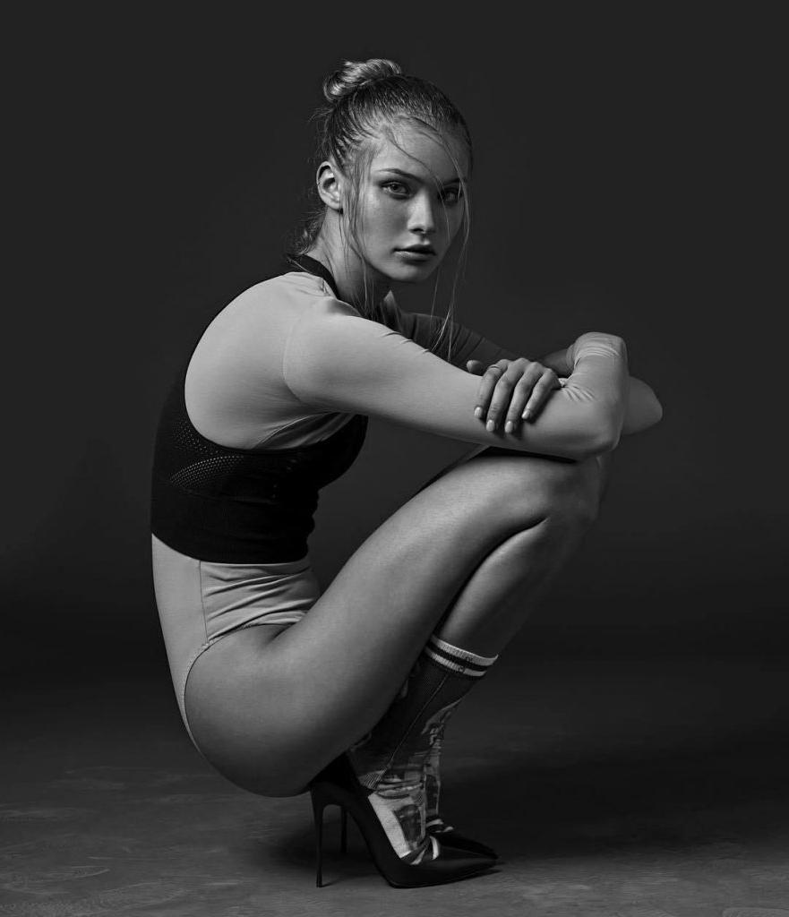 4P B&W Shots Of A Topless Josie Canseco