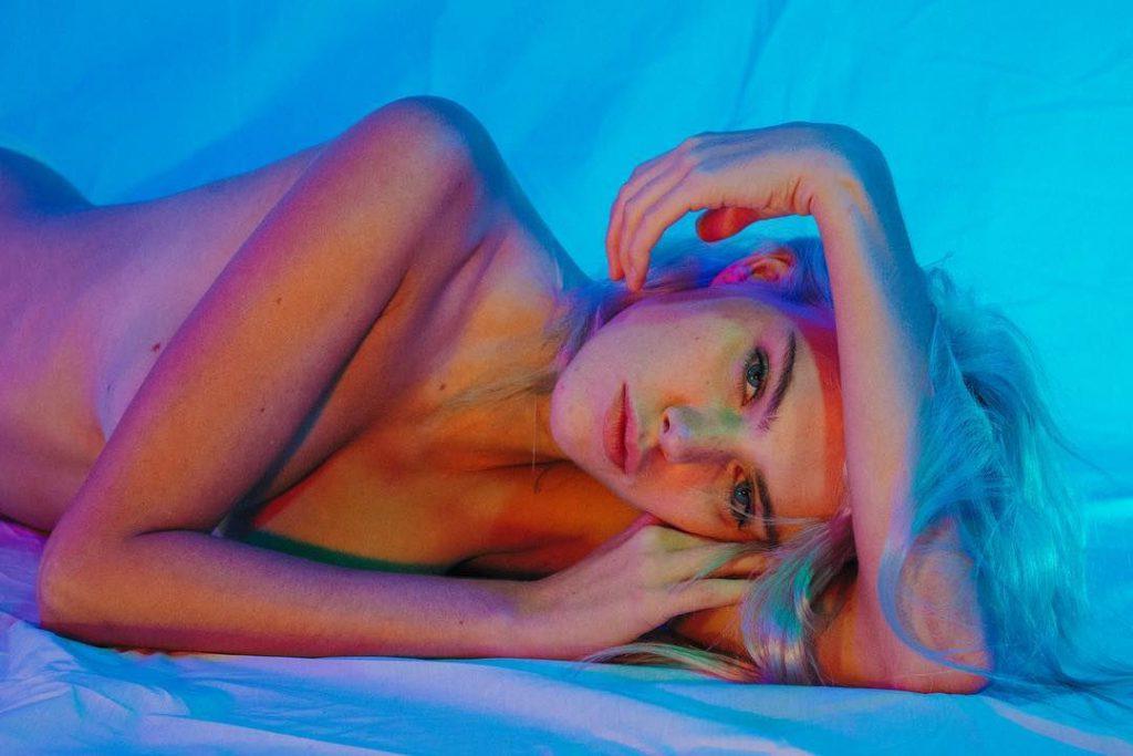 7P Julia Almendra Topless