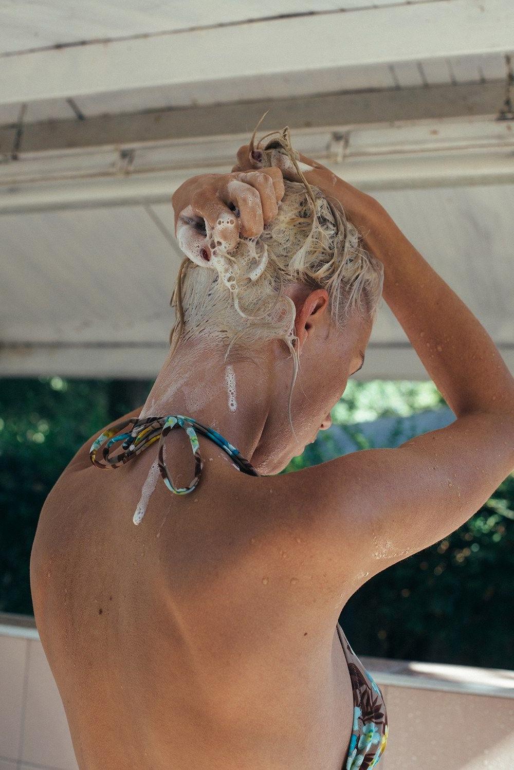 12P Topless Photos of Julia Almendra